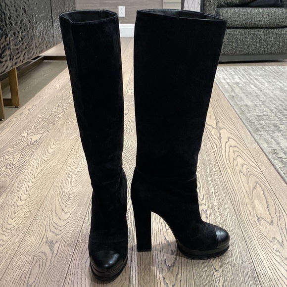 Chanel black suede and leather boots - Picture 5 of 7